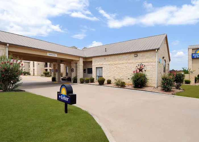 Days Inn & Suites By Wyndham Llano