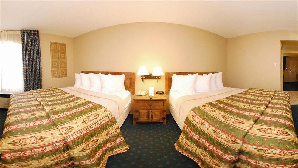 Days & By Wyndham Motel Llano